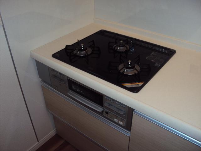 Kitchen.  ■ 3-neck gas stove ■