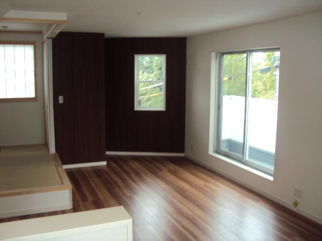 Living.  ■ Because the window is often sunny good living ■