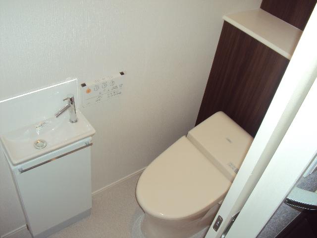 Toilet.  ■ Second floor toilet, Washbasin ■