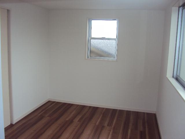 Non-living room.  ■ You think you can effectively take advantage of a small window ■