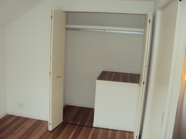 Receipt.  ■ Store plenty of closet ■