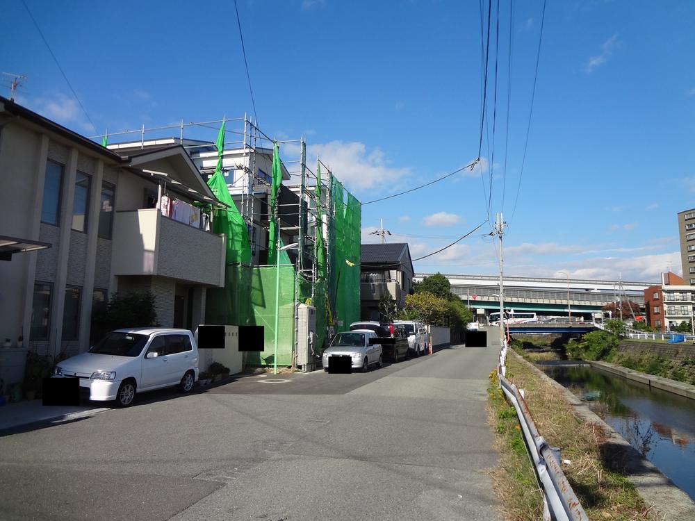 Local photos, including front road. A quiet residential area of Riverside