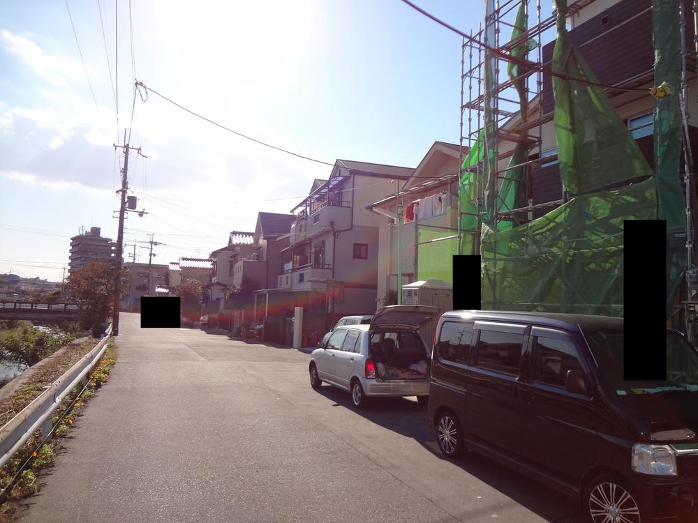 Local photos, including front road. Front road spacious