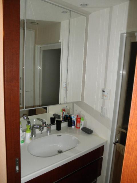 Wash basin, toilet. Indoor site (August 2013) Shooting