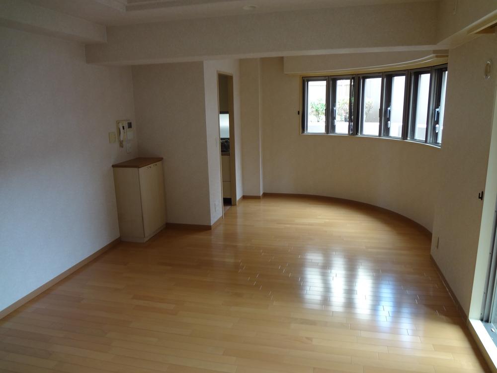 Living. It is already the room renovation. But is the unique shape of the room, Interior of usability is good, such as two-sided balcony and WIC.