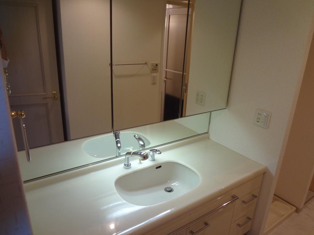 Wash basin, toilet. Washroom Spacious.