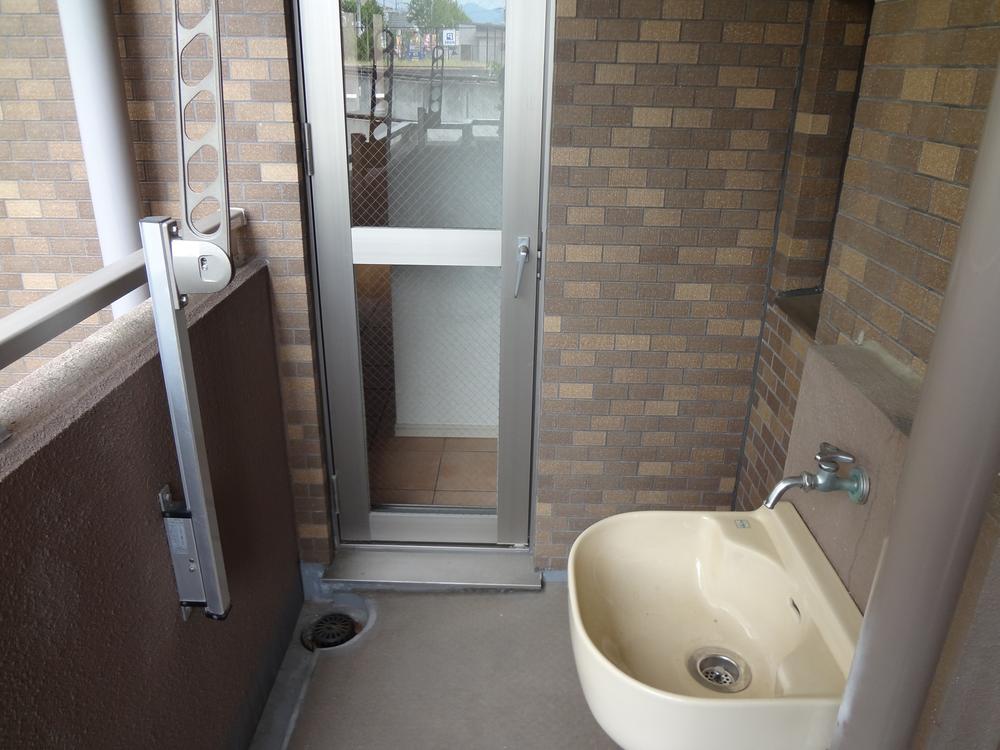 Balcony. Slop sink