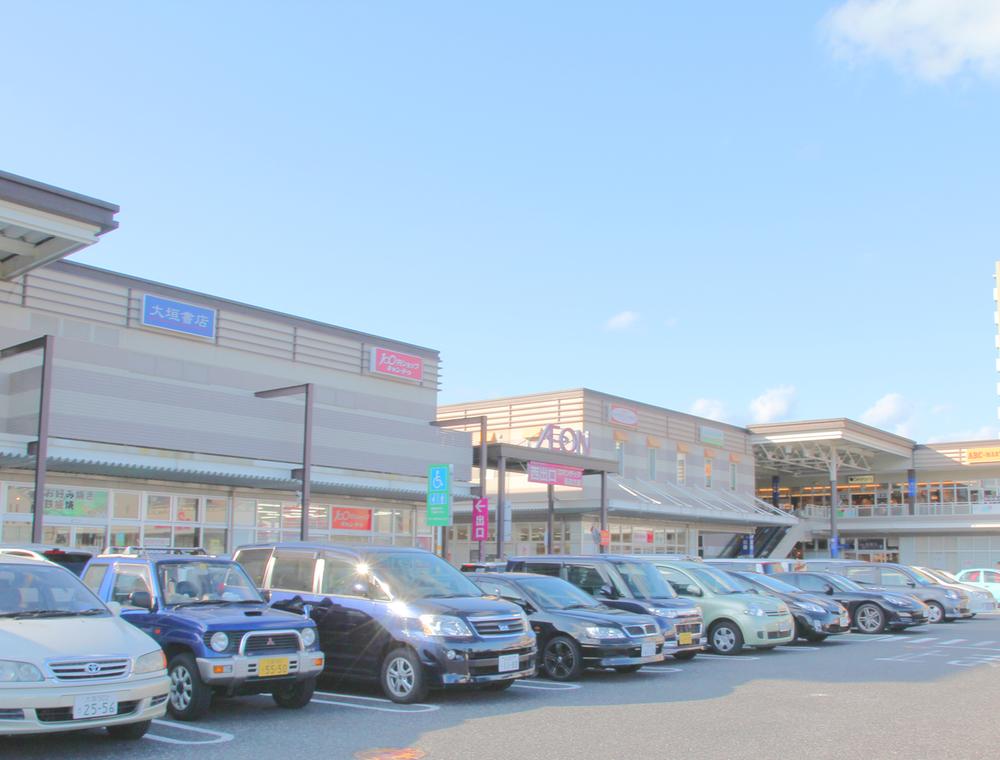 Shopping centre. 1100m 33 store until ion Town Toyonaka Midorigaoka also entered the specialty stores, Shopping center which is indispensable for local residents. Supermarket, Bookstore, restaurant, Pediatrics, There are up to learning classroom.
