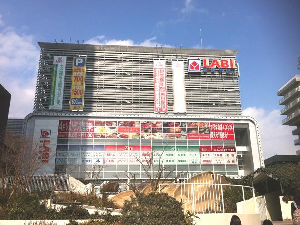 Shopping centre. In addition to the 3200m consumer electronics to Yamada Denki, Game software and household goods, Car supplies, Book, Aligned to brand-name products, Of shopping space is a new type.