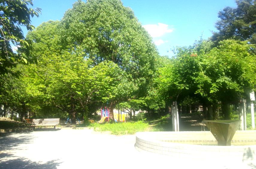 park. Nishiwaki is the closest park from 200m Forest Town Toyonaka Midorigaoka Stage II to the park. Athletic and big slide, There is a ground. Because there is a flat square, Small children is also a play easy to park.