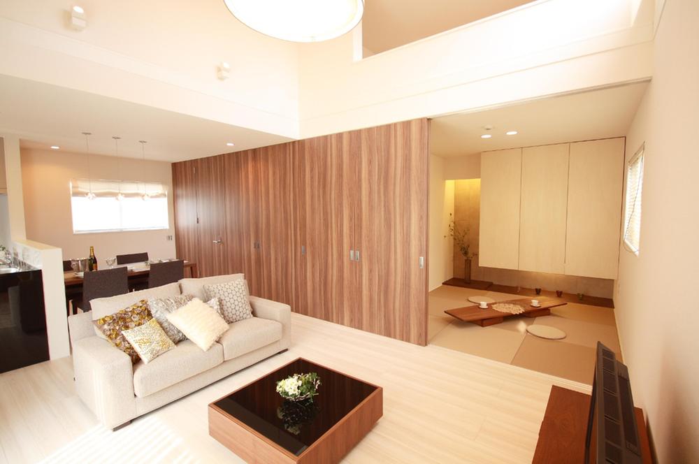 Model house photo. ■ ■ LDK ■ ■ Wall-to-wall walnut Pattern, The accent of the living-dining. The grain and the black to the main, Directing the adult space.