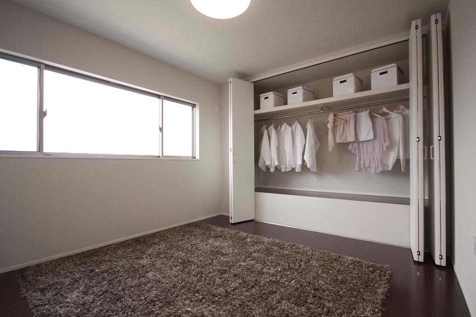 Model house photo. ■ ■ Master bedroom ■ ■ And go up the second floor of the split-level home, The main bedroom. Preeminent view from the oblong window.