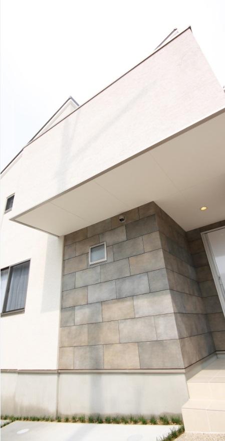 Local appearance photo. ■ ■ appearance ■ ■ Rare is to use the outer wall tile, Used to accent the large-format tile with texture. A little bit different impression of the house.