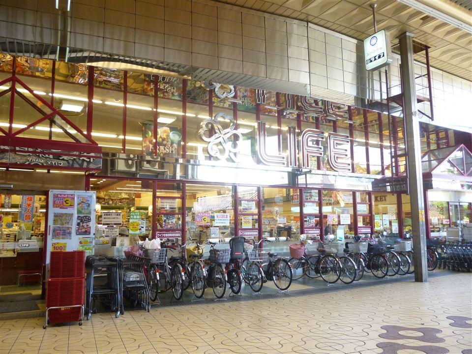 Supermarket. Until Life Okamachi shop 421m  [Walk about 6 minutes] Supermarket is in the Okamachi mall. Because it is opposite the Savoy Sakurazuka Ajido Museum, Many people to shopping what purpose in both shop.