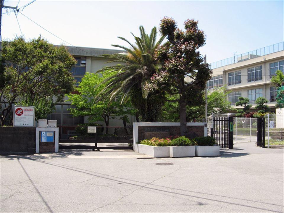 Junior high school. Toyonaka 860m to stand fifth junior high school  [Walk about 11 minutes] Extracurricular activities are thriving municipal junior high school. Regular concert of the brass band is an event that has been popular in local people.