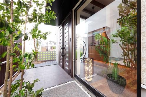 Building plan example (introspection photo).  [Our construction cases] Entrance space entire surface of the glass. This, Also it has become a space with a missing part approach.