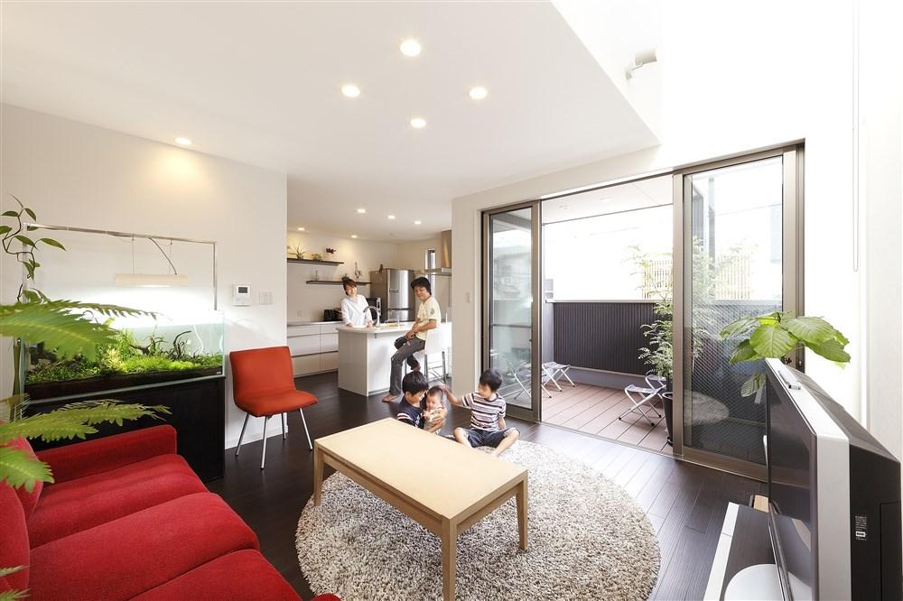 Building plan example (introspection photo).  [Our construction cases] The large windows at the front of the living room. While sitting on the sofa, Hog sense of openness that leads to the outside. Guests can also enjoy a meal for a change in the deck that has been taken to spread.