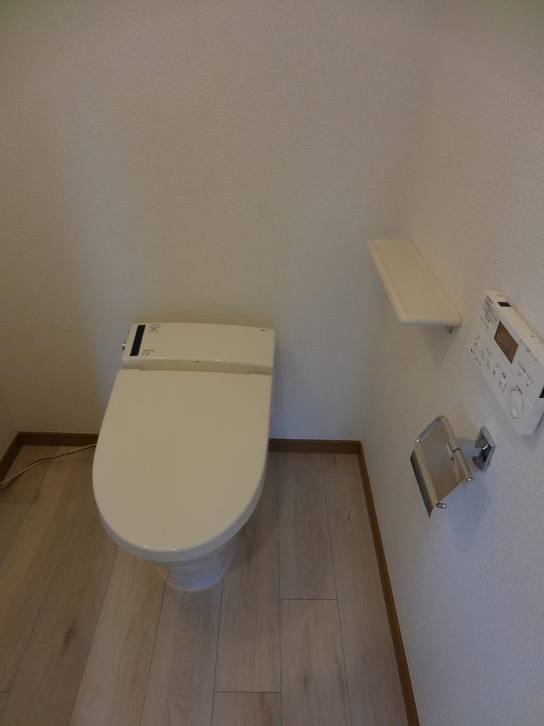 Toilet. 1F toilet
