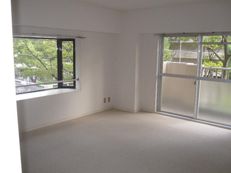 Living and room. Bay window in the living