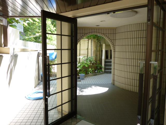 Entrance. Common areas