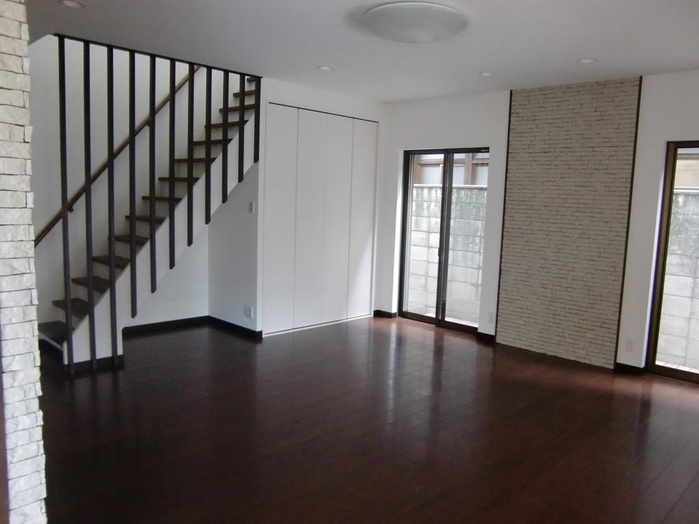 Same specifications photos (living). "I'm home," "Welcome back" and living stairs voice is applied. Since the family is sure to pass through the living is born conversation naturally.