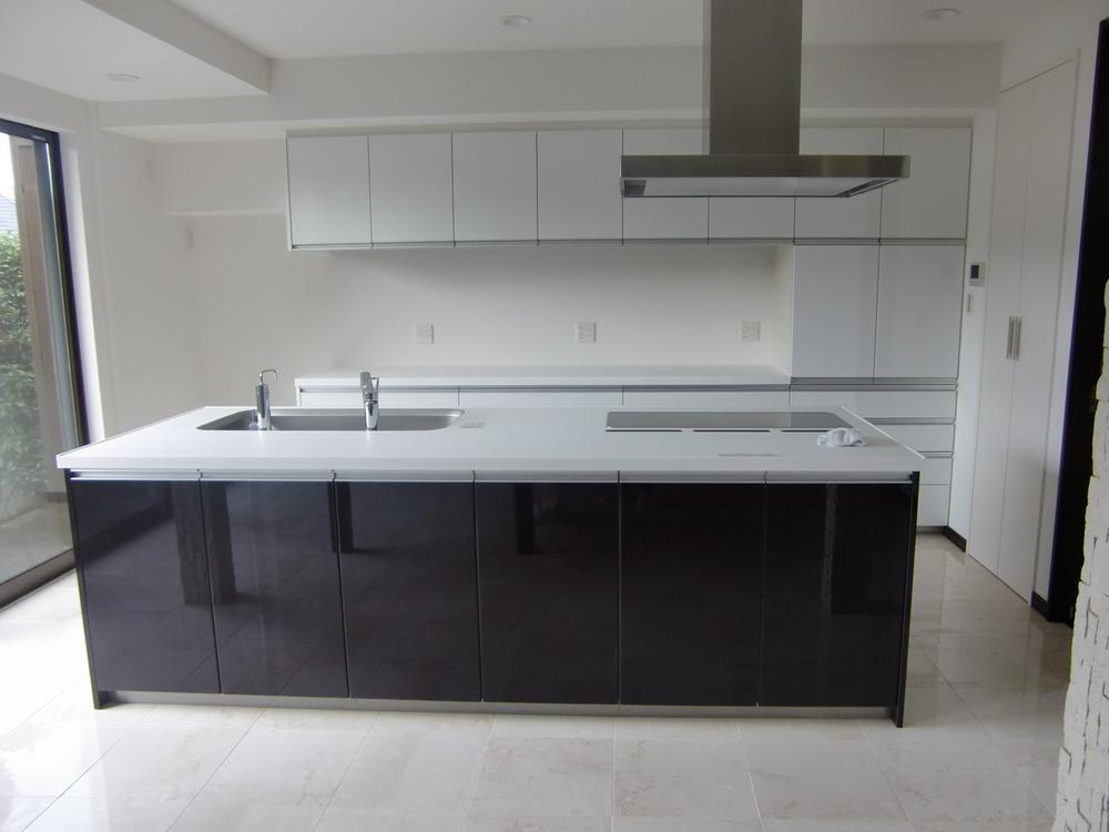 Same specifications photo (kitchen). Or the piled cooking and put away in the family, Island kitchen inviting friends are oriented to and go home party. Worry can cook while watching the children playing in the living room. (Our enforcement example)