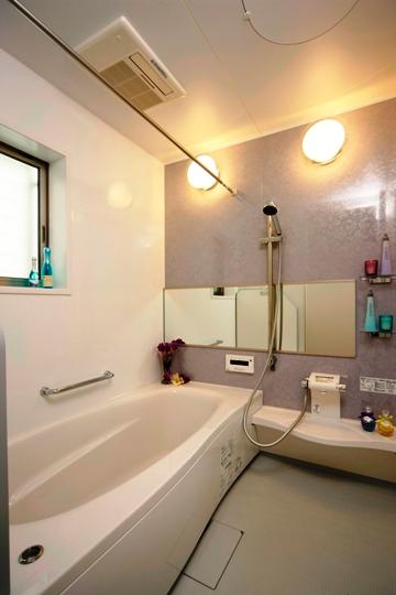 Bathroom. Indoor (September 2013) Shooting. 2-lamp lighting to a wide mirror, Energy saving gas at a warm bath.