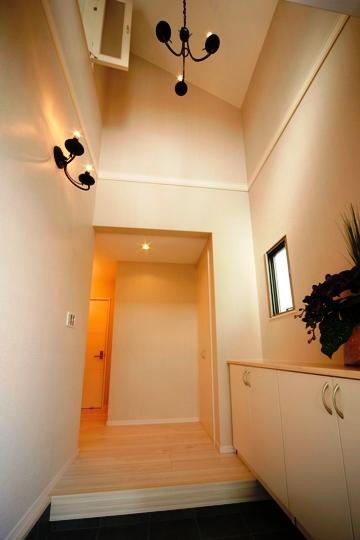 Entrance. Local (August 2013) Shooting. And more produce a wider entrance atrium ceiling.