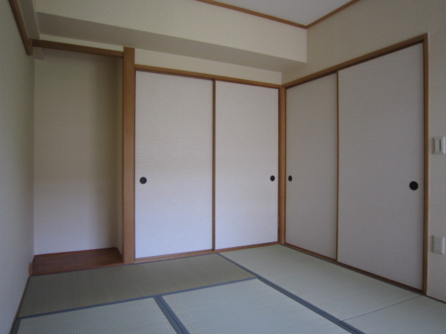 Living and room. Photograph publication of the same type.