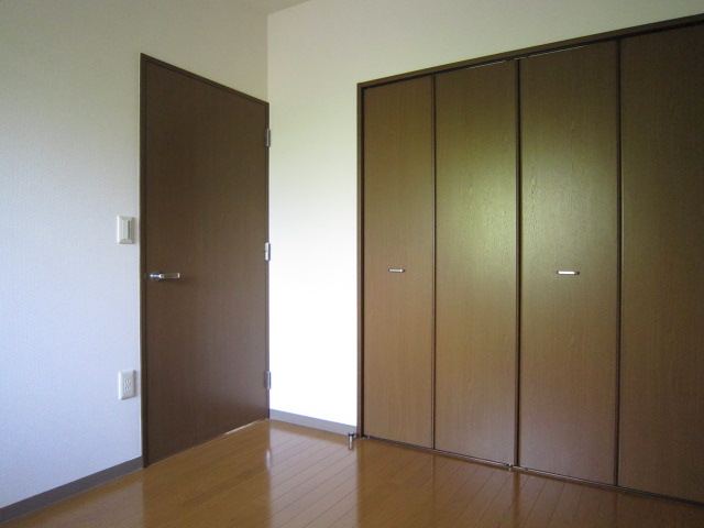 Living and room. Photograph publication of the same type.