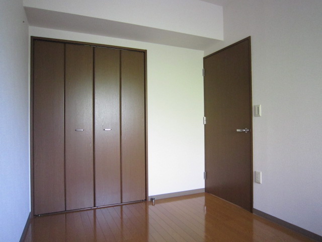 Living and room. Photograph publication of the same type.