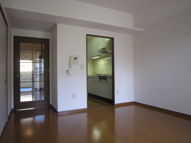 Living and room. Photograph publication of the same type.
