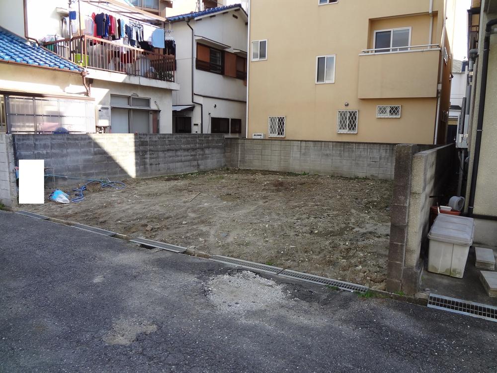 Local photos, including front road. Front road and it is a picture of the local.