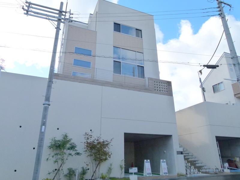 Local appearance photo. Local appearance is a picture. Vista good because it is located on a hill!