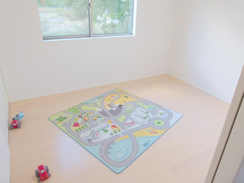 Non-living room. 5.5 Pledge of Western-style. How is the room of the child?