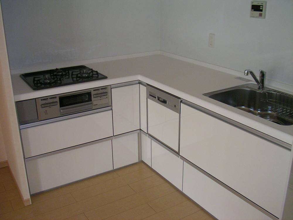 Kitchen. L-type system kitchen had made