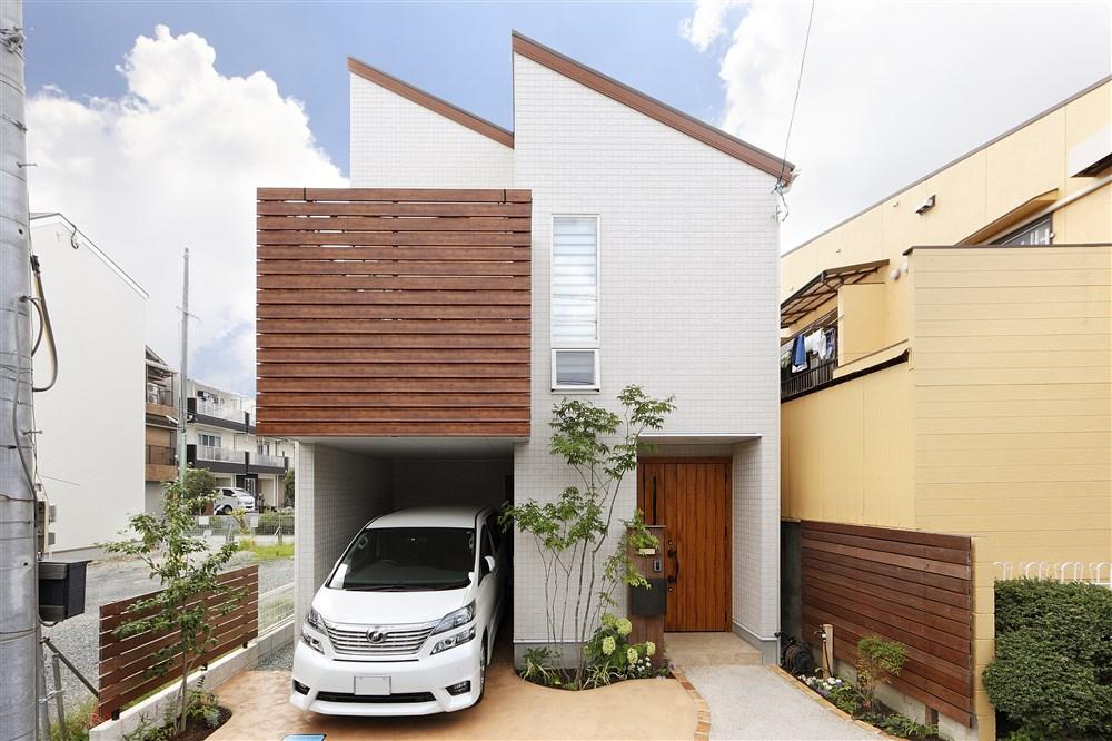 Building plan example (exterior photos).  [Our construction cases] White is based cleanliness plenty of appearance shine of wood and planting. Also me upright prime the atmosphere approach part of the flower beds.