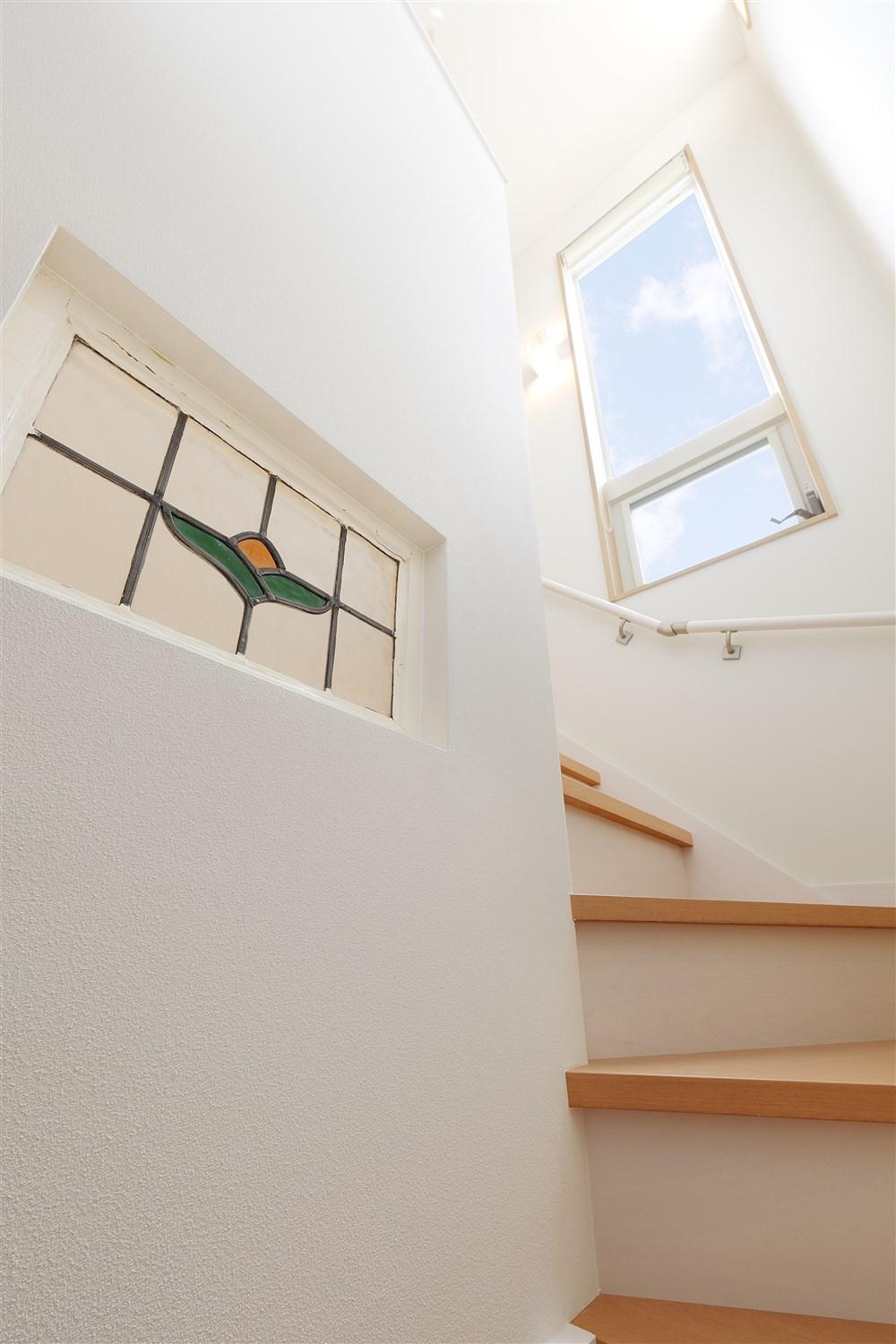 Building plan example (introspection photo).  [Our construction cases] Is not casual also stairs Good. The light from the stained glass and slit windows in the space somehow mind settle down.