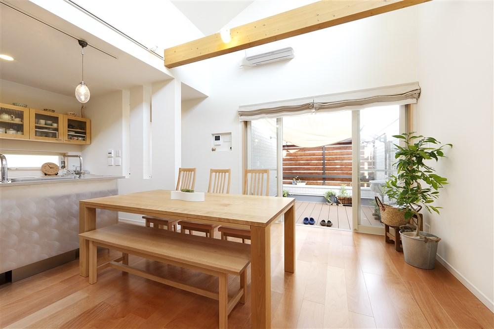 Building plan example (introspection photo).  [Our construction cases] Balcony from the LDK space became to people continuation will me more room to to have a spread. Also nice point line of sight do not mind in the wood panel.