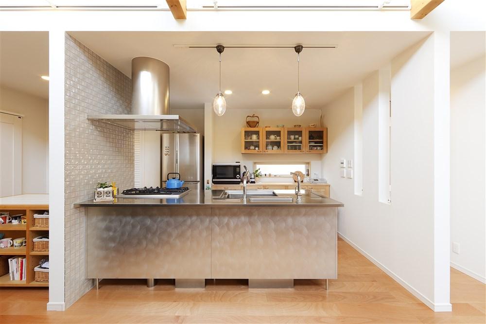 Building plan example (introspection photo).  [Our construction cases] Good enough separate kitchen space is a space. You can also enjoy a conversation while block the line of sight of the living. Also accent tile wall.