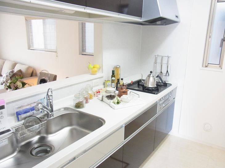 Same specifications photo (kitchen). ◆ Same specification kitchen ◆ Shower Faucets Ya that water purifiers were internal organs at the tip of the faucet, Such as scratches and dirt is difficult to the entire surface of the embossing of the sink that luck, It is a good kitchen usability!