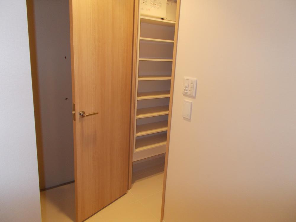 Entrance. It can be stored and Ki smoked even if there is a visitor there is a large shoe box and enter the front door.