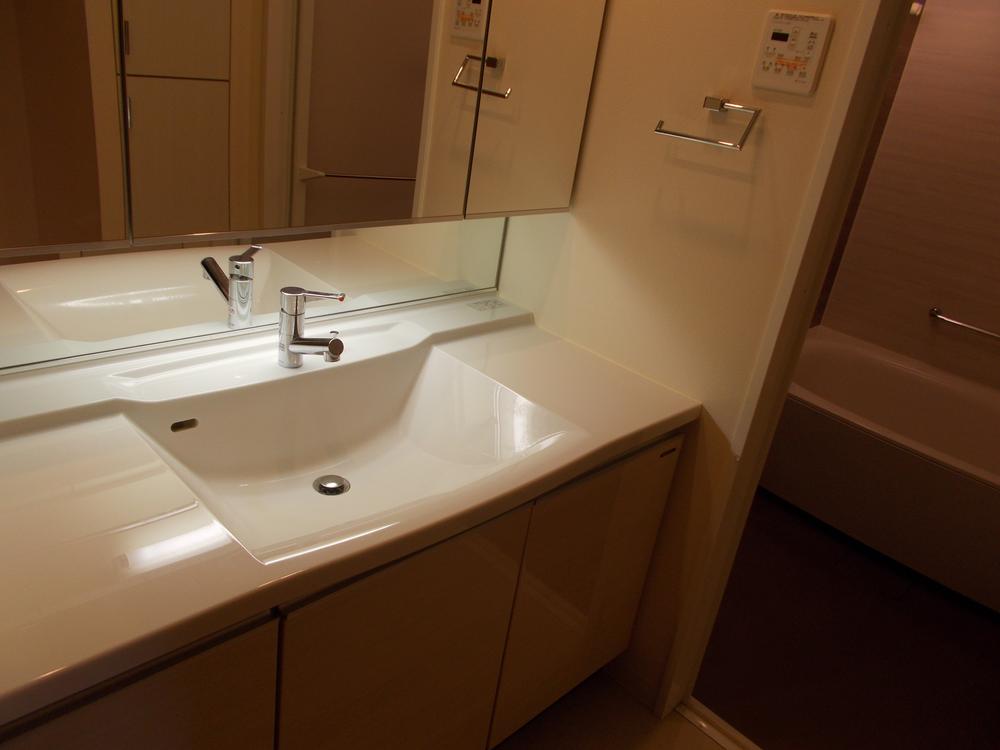 Wash basin, toilet. Many storage, It has also been installed and lowering the eyes mirror for children's.
