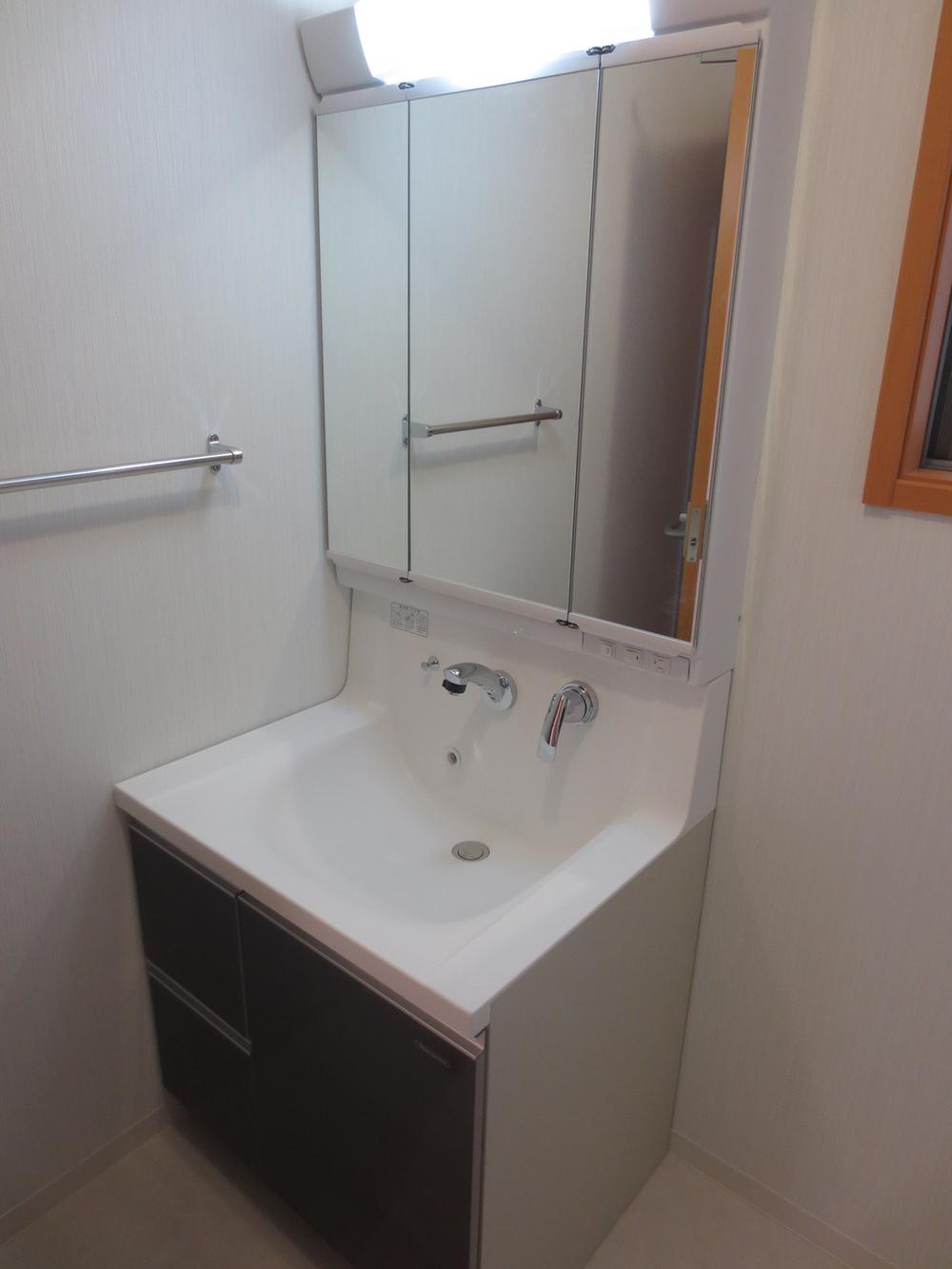 Wash basin, toilet. Washroom