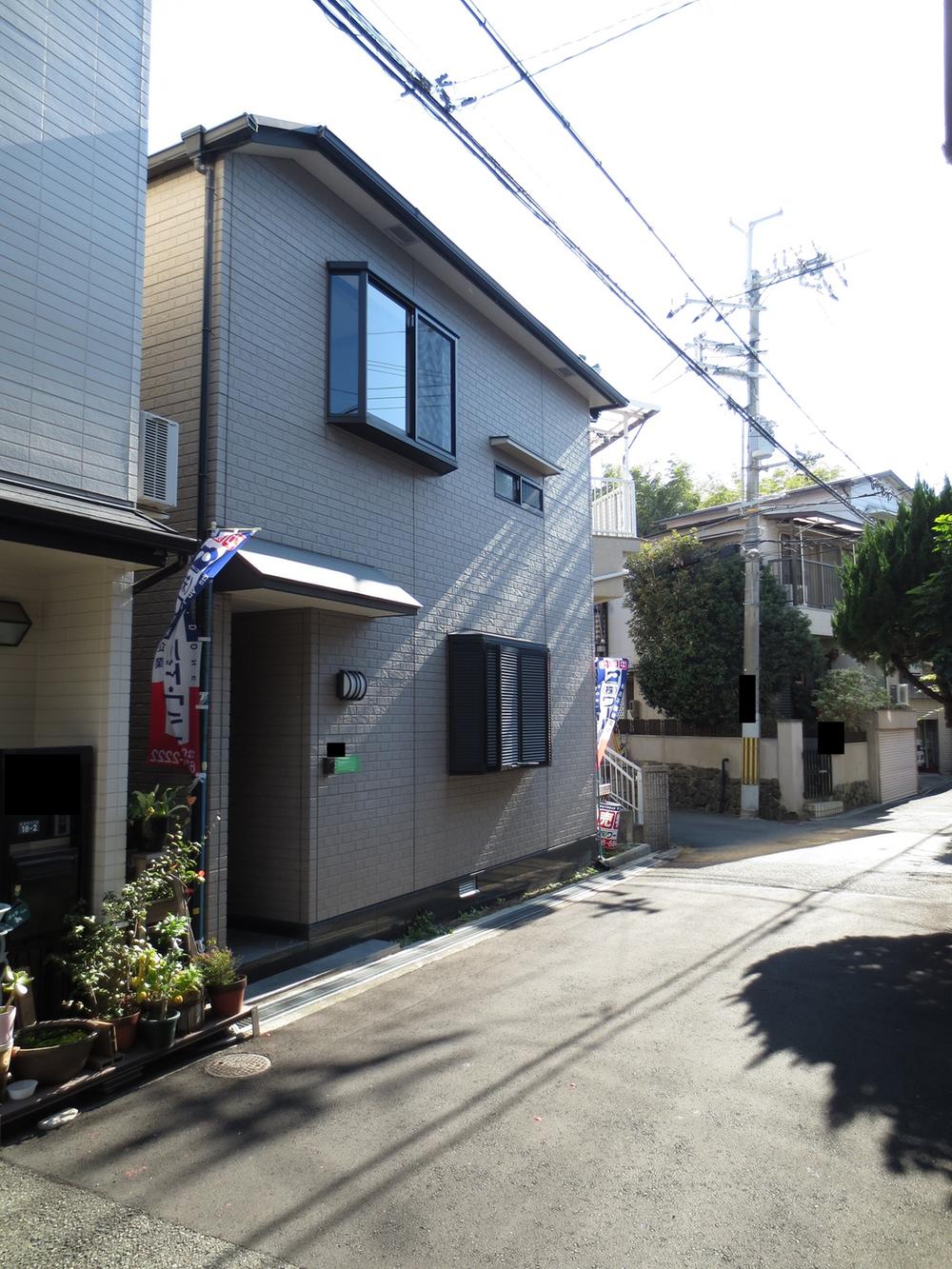 Local photos, including front road. Day good of the house.