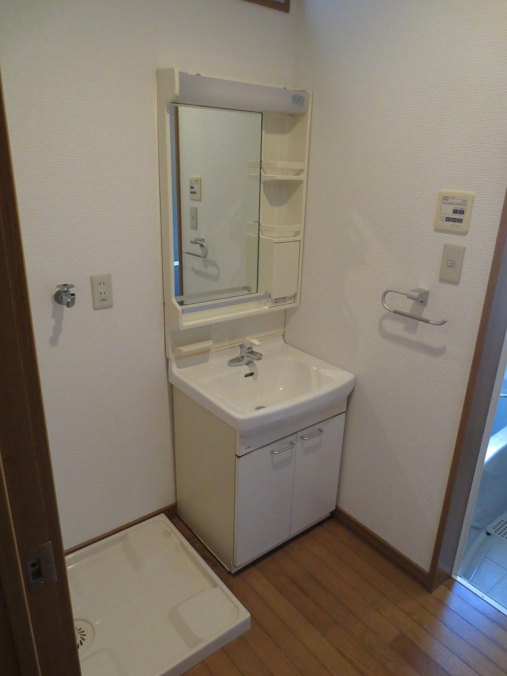 Wash basin, toilet. Lavatory + washing bread