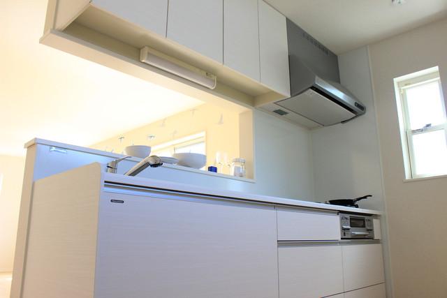 Kitchen. Dishes in easy-to-use good kitchen