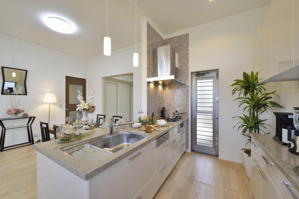 Kitchen.  [4-6 No. land] Model house 2013 December 12, shooting Counter kitchen with a large cupboard