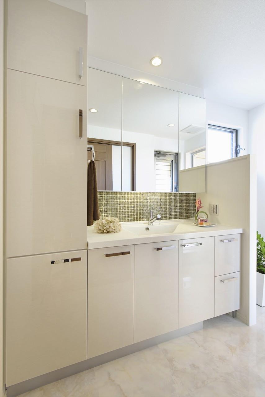 Wash basin, toilet.  [4-6 No. land] Model house 2013 December 12, shooting With linen cabinet large washbasin. With a back door into and out of the inner garage.