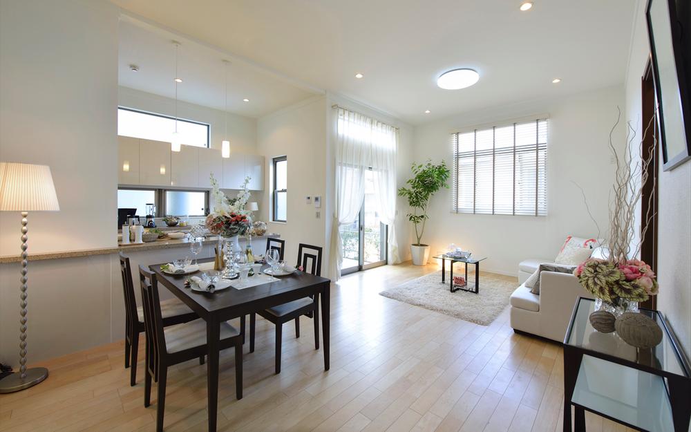 Living.  [4-6 No. land] Model house 2013 December 12, shooting Garden Japanese-style room is available and out from the living room and the front door